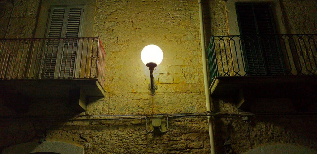 illuminazione tra balconi